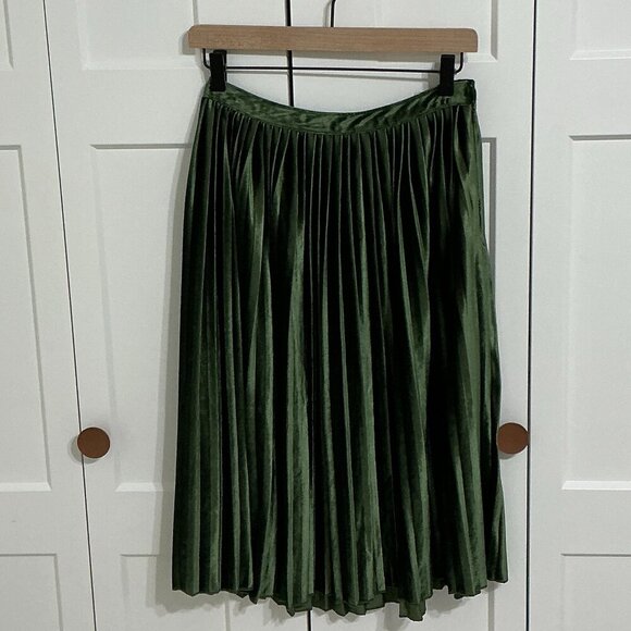 Abercrombie & Fitch Dresses & Skirts - Abercrombie Green Pleated Velvet Midi Skirt,  Small